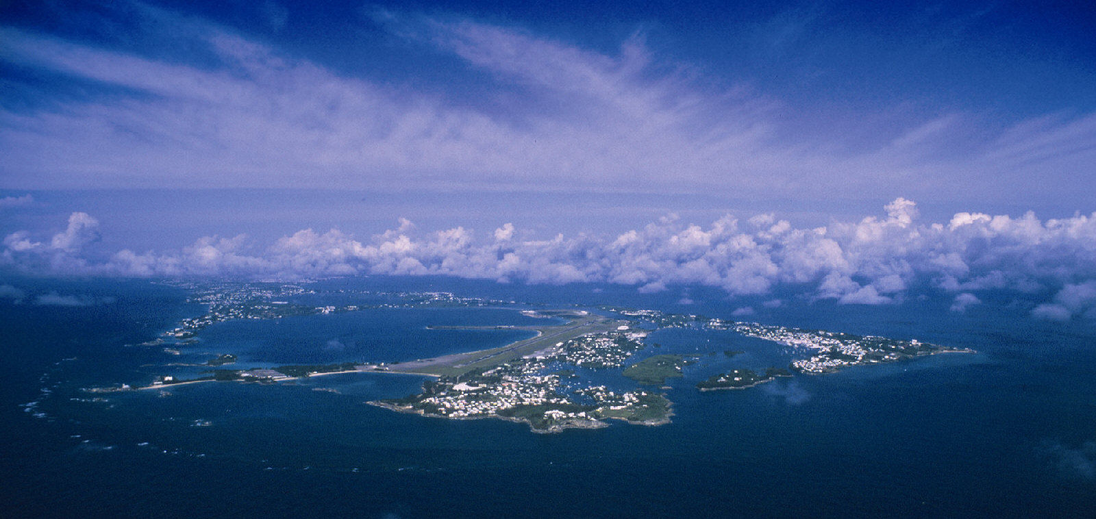 百慕大三角洲或有空中神秘隧道