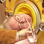 借助“铁肺”生活61年