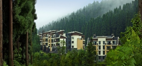 据悉,峨眉半山七里坪国际旅游度假区配套高尚山地运动,温泉,小镇,户外