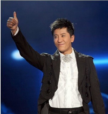 毛宁亮相山东卫视《歌声传奇》 再塑时尚型男