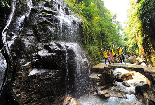 韶关南岭国家森林公园内有上百条天然瀑布