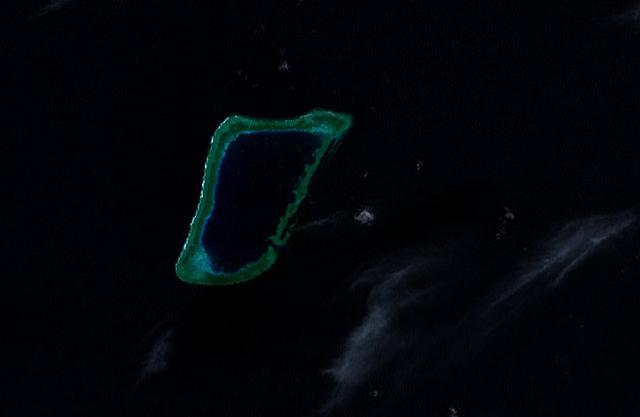 中国海军1护卫舰在南沙半月礁意外搁浅