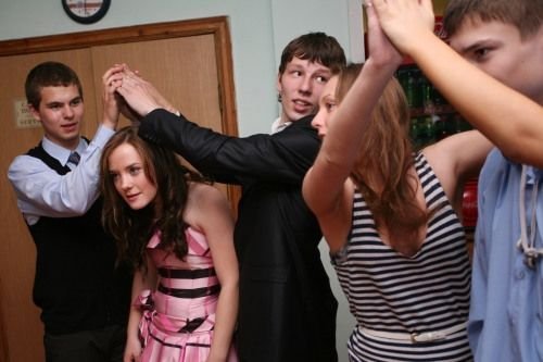 组图:俄<em>少女</em>成人礼 <em>女仆</em>装豪放黑丝妩媚动人_