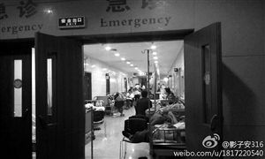 生病的孩子很多，好多人只能躺在医院走廊的床上网友“影子安316”供图