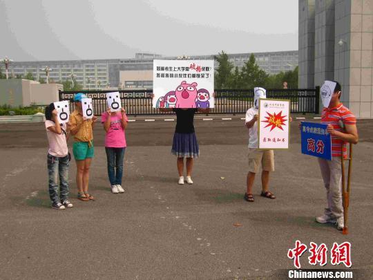 残障考生破格录取上大学市民行为艺术再吁教育平等