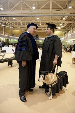 美国狗狗陪主人读完学业 被授予硕士学位(组图
