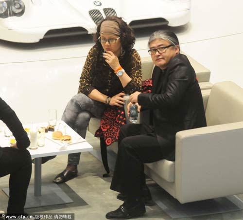 刘欢携爱妻现身 遭偷拍后直盯记者(图)