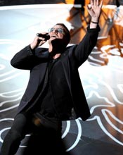 U2登台献唱歌曲《平凡之爱》 