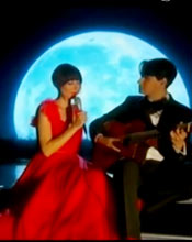 Karen O登台赤脚献唱《月亮颂》