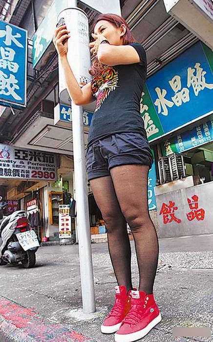 台男子驾车尾随黑丝袜<em>女子手淫</em> 女子录影取证