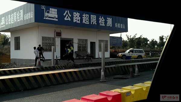 路政人员持木棍打人称属自卫＜帖图＞288 / 作者:平安大叔 / 帖子ID:15651