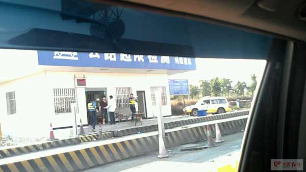 路政人员持木棍打人称属自卫＜帖图＞963 / 作者:平安大叔 / 帖子ID:15651