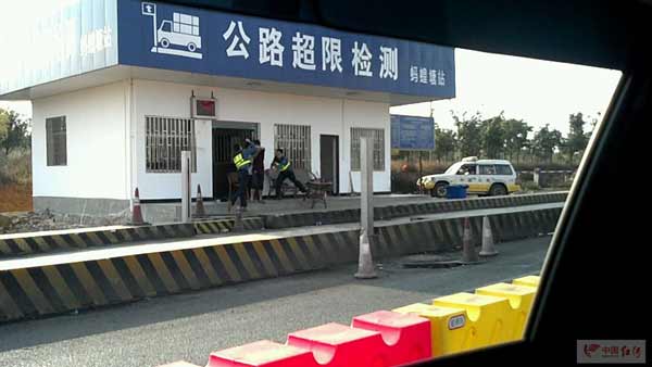 路政人员持木棍打人称属自卫＜帖图＞90 / 作者:平安大叔 / 帖子ID:15651