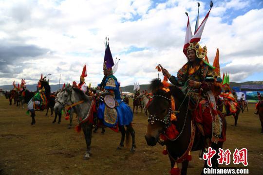 青海果洛龙什加寺僧人演绎格萨尔马背藏戏(图)