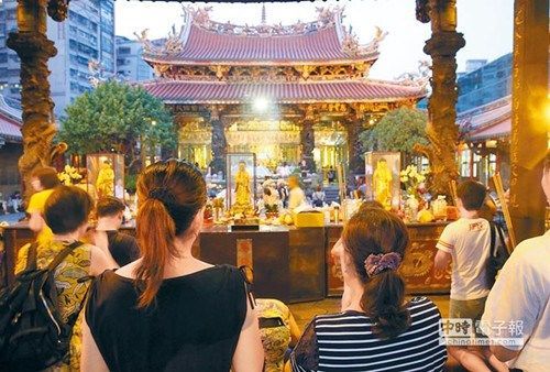 台湾知名关帝庙为环保撤香炉不烧香了