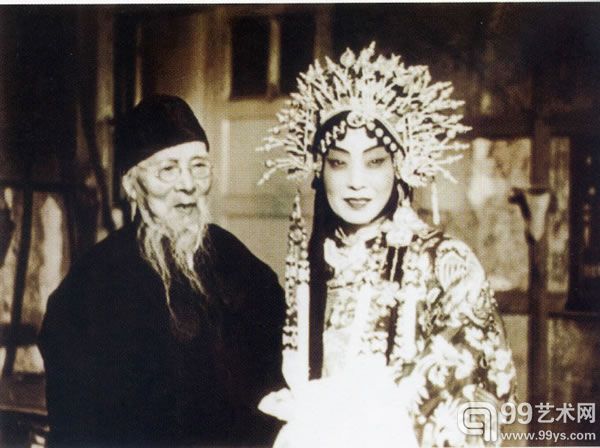 人文 正文梅兰芳先生的祖父梅巧玲,父亲梅竹芬都喜欢书法,家中藏有
