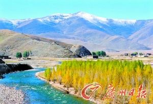 在稻城，既可享受温泉野趣，又能欣赏巍峨雪山。