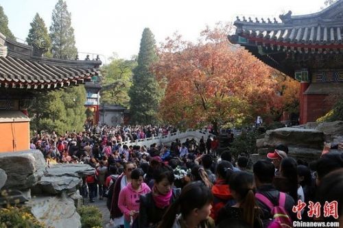 北京20万人争赏香山红叶 网友称游客比红叶多
