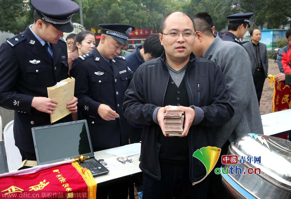 江苏宜兴警方集中退赃 百万钱物归还群众_频道