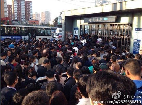 北京地铁10号线早高峰运营故障 乘客叫苦不迭