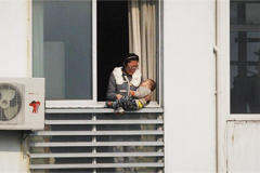 上海一女子欲抱幼子跳楼