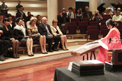 彭丽媛参观乐器博物馆