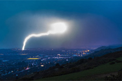 英国一变电站遭巨型闪电袭击