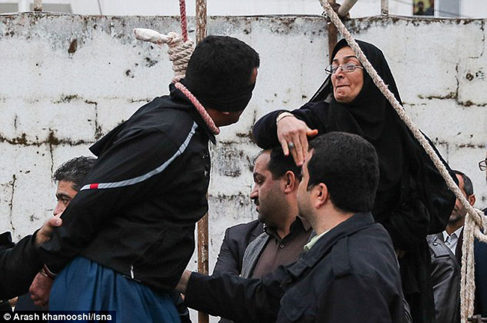 伊朗:受害人母亲刑场上释放杀人男子
