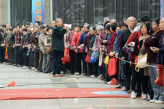 数百老人排队5小时领10元代金劵