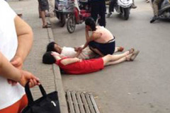 老太与路人起摩擦后双双躺地“对抗”