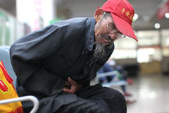 82岁老人义务补路25年 已胃癌晚期