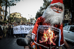 印度遭轮奸火烧灭口少女葬礼举行