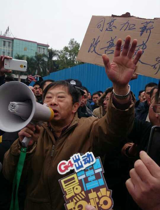 高清图—广州白云区穗宝安全押运公司1000多押运员罢工封路