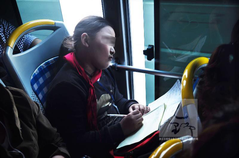 宁波学生:公交车上写作业 困顿不堪睡着