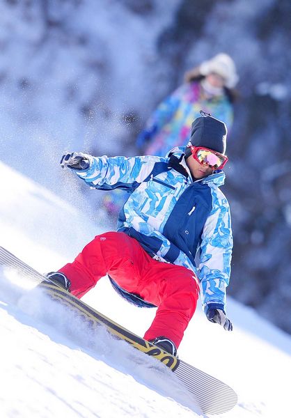 金象山滑雪场滑雪; 穿梭在金象山滑雪场的单板滑雪者的精彩瞬间