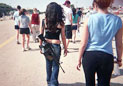 以色列美女逛街都带枪