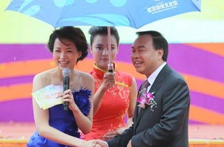 [高清]董卿雨中主持节目获领导握手