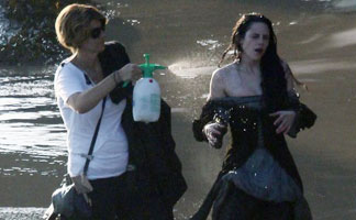 [高清]《暮光》克里斯汀新片扮白雪公主 穿古装惨遭喷水水