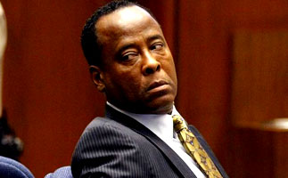 [高清]杰克逊死亡案继续审理 医生莫里沉默不语