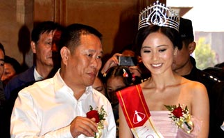 新晋港姐冠军内地捞金 与房产老总热聊