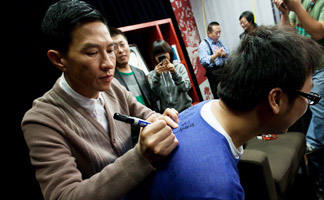 [独家]张家辉做客《非常道》 粉丝疯狂求签名