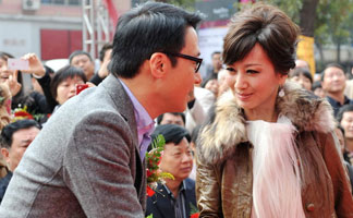 [高清]赵雅芝优雅出席活动 黎明起身主动握手倍显尊敬