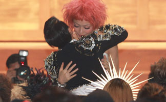 [高清]容祖儿七夺女歌手金奖 不避嫌与何韵诗台下相拥