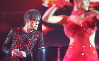 58岁罗大佑南京开唱 现场与拉丁女郎互动