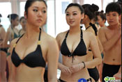 高三艺考女生当众更衣频频走光
