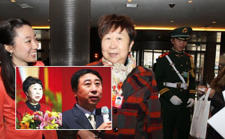 [高清]冯巩姐姐报到政协会议 姐弟俩“撞脸”引关注