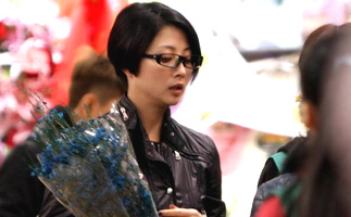 [高清]殷桃忙里偷闲逛花市 短发搭皮衣帅气惹眼