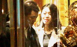 [高清]李亚鹏休闲装现身酒店 满面春光忙会友 