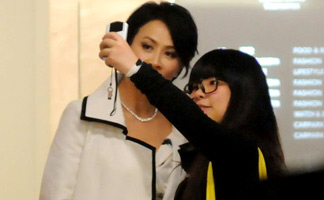 [高清]刘嘉玲获多人护行 与粉丝贴面自拍显亲和