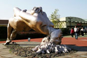 游客热捧韩国性主题公园雕塑